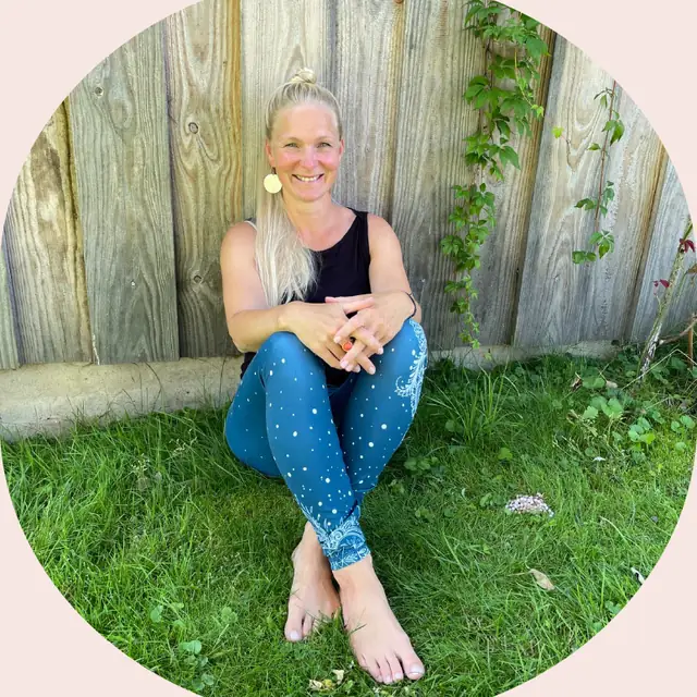 Henrike Welter, Human-Design-Coach aus Trier, sitzt im Sommer im Garten